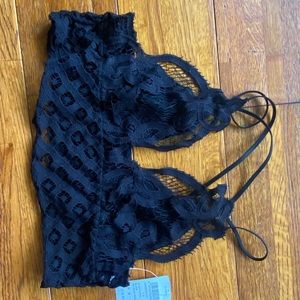 Lace crop top in black